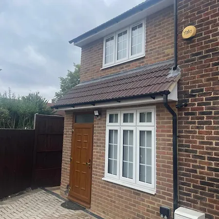 Cozy Studio Flat Romford, London